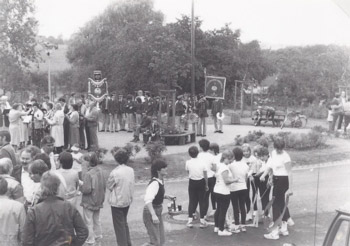 1984 Einweihung des Dorfplatzes