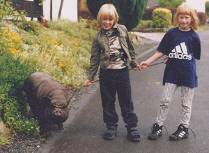 Kinder gehen mit dem Hängebauchschwein Olli spazieren