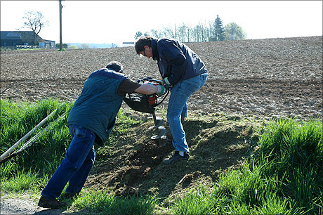 Das Pflanzen der Baumallee zwischen Breidt und Deesem am 20. April 2013