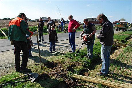 Das Pflanzen der Baumallee zwischen Breidt und Deesem am 20. April 2013