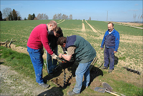 Das Pflanzen der Baumallee zwischen Breidt und Deesem am 20. April 2013