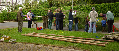 Maibaum schmücken