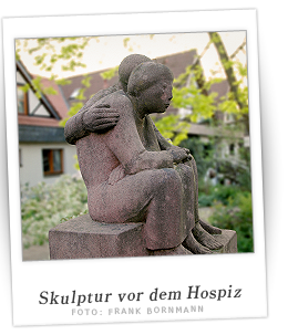 Polaroidfoto Skulptur vor dem Hospizeingang